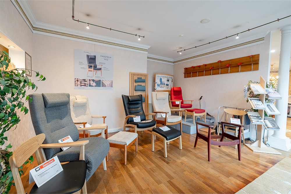 St&uuml;hle in unterschiedlichen Farben und Holzvarianten