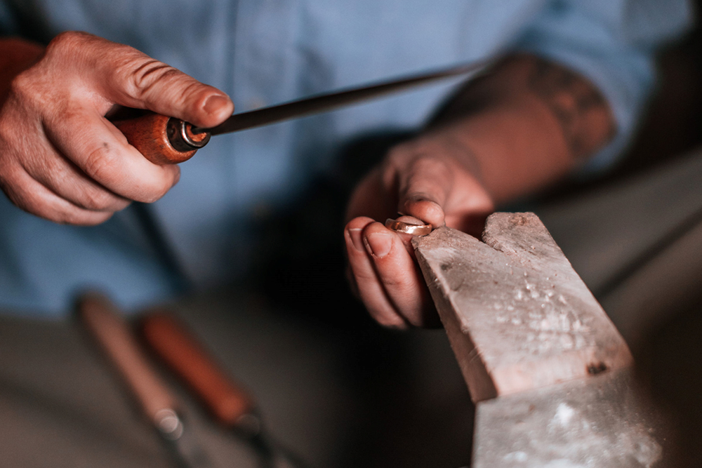 Goldschmied bei der Arbeit mit Gold