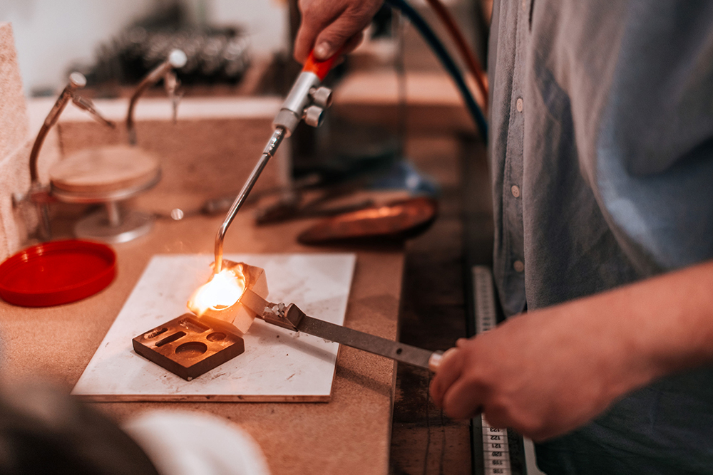 Goldschmied bei der Schmiedearbeit