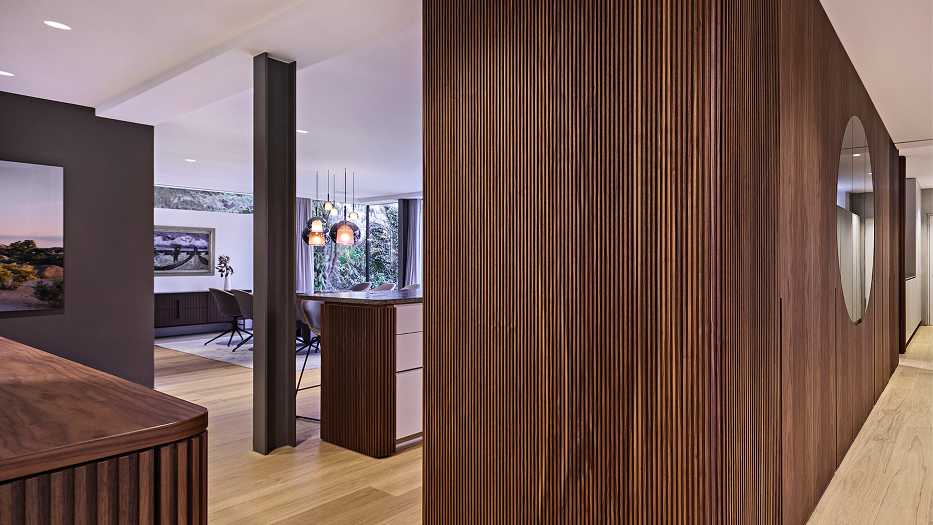 Exklusive Innenarchitektur von Heeg Einrichtungen: Ma&szlig;gefertigte Wandverkleidung mit edlen Holzlamellen f&uuml;r individuelle Wohnkonzepte.