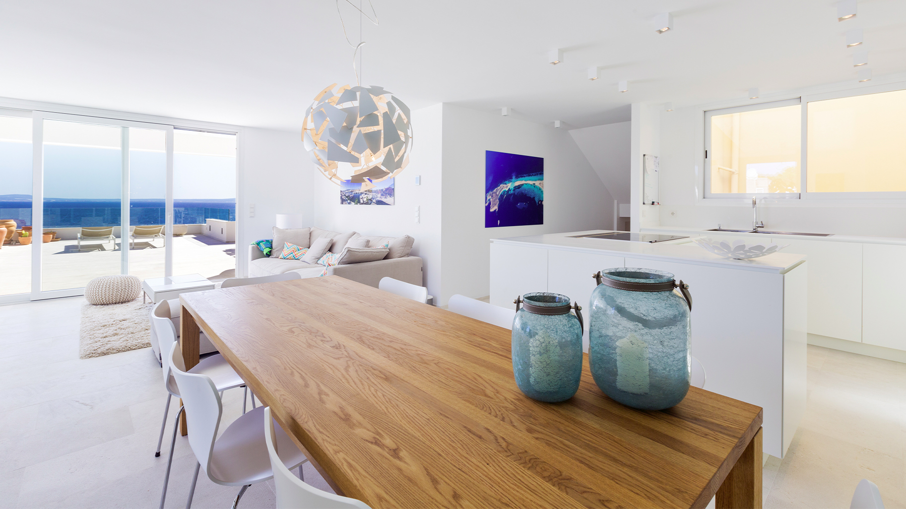 Exklusive Innenarchitektur f&uuml;r Ferienimmobilien: Offener Wohn-Essbereich von Heeg Einrichtungen mit Meerblick und Designerm&ouml;beln.
