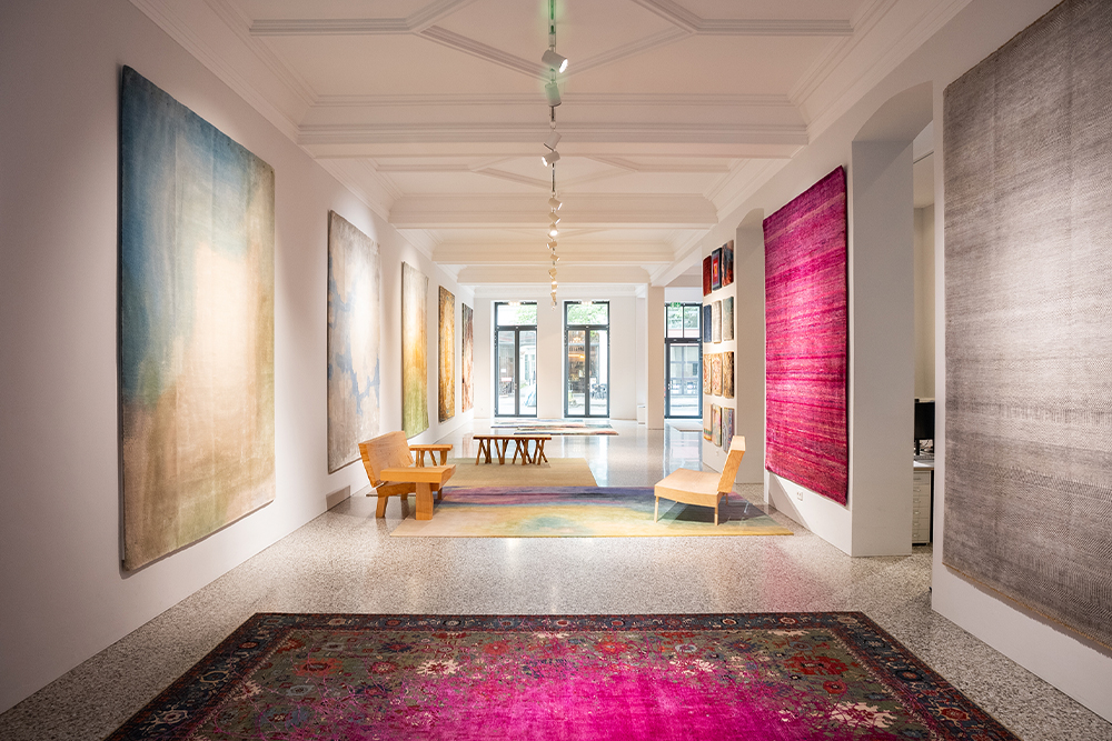 Jan-Kath-Teppiche mit abstrakten und historischen Gestaltungselementen in einem offenen Showroom
