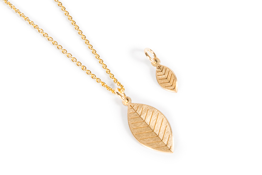 Goldschmuck als Goldkette mit Goldanh&auml;nger, Blattoptik