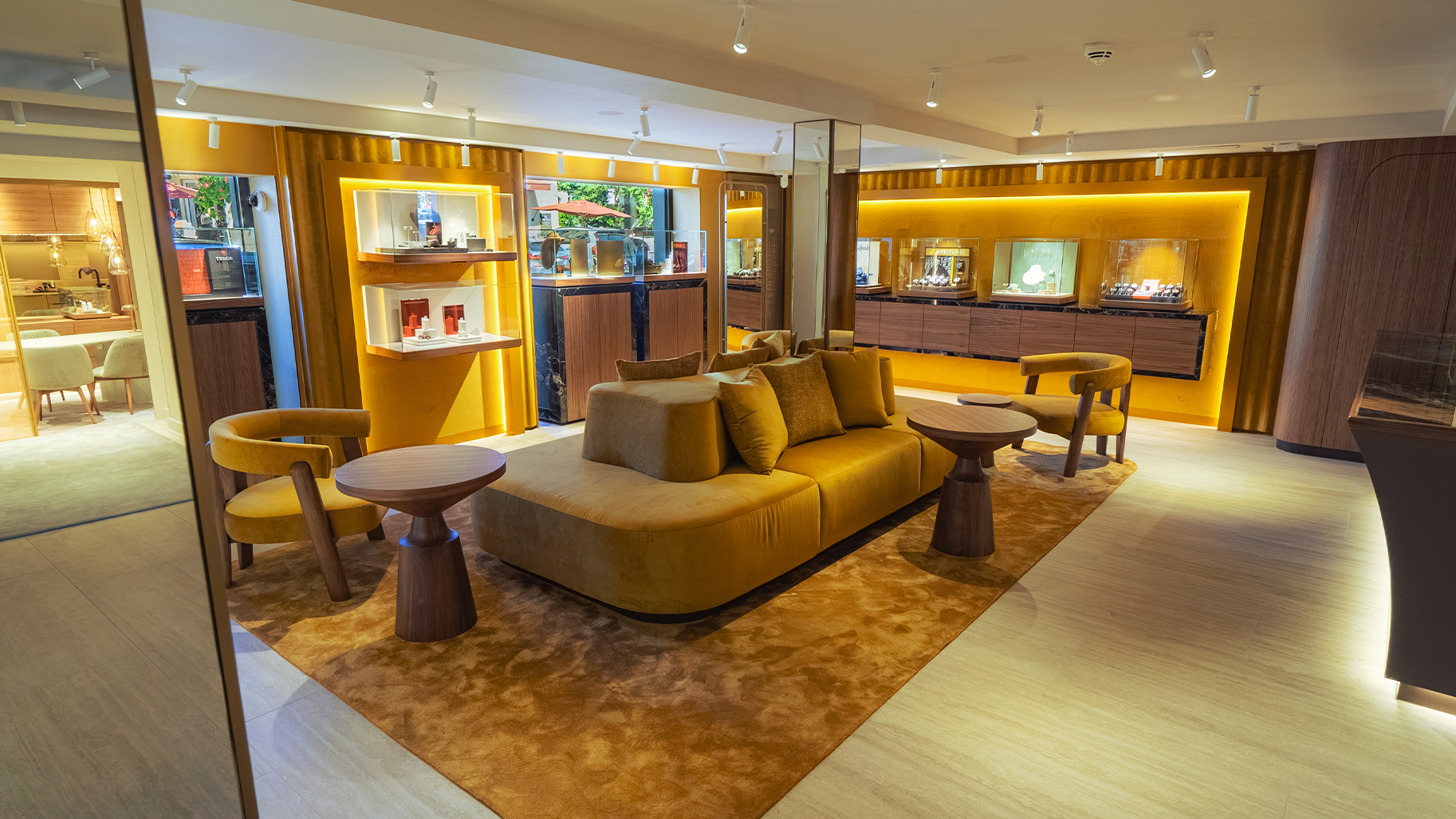 Lounge-Bereich und Schmuckvitrinen bei Juwelier Mayer in Starnberg