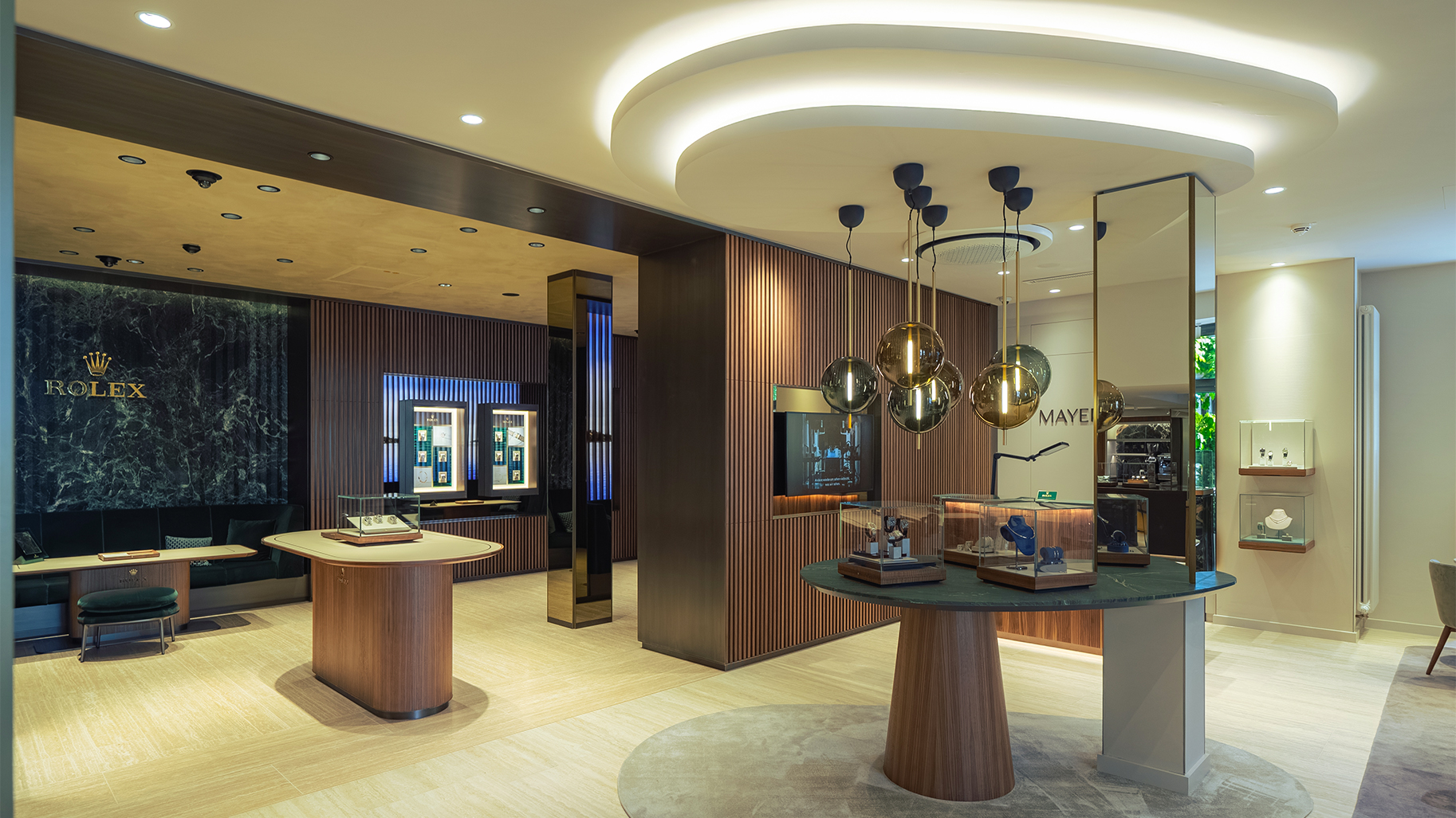 Luxusuhren und Schmuckvitrinen im Verkaufsraum von Juwelier Mayer Starnberg