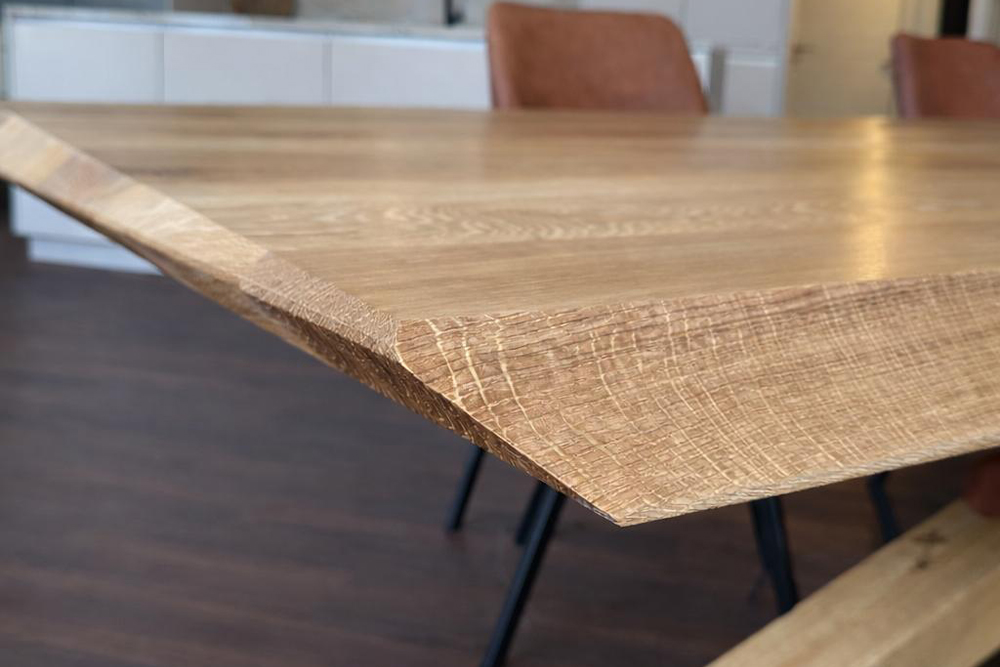 Eichentisch massiv nach Ma&szlig; mit Schweizer Kante &ndash; handgefertigte Qualit&auml;tsm&ouml;bel der Schreinerei K&uuml;bler AG.