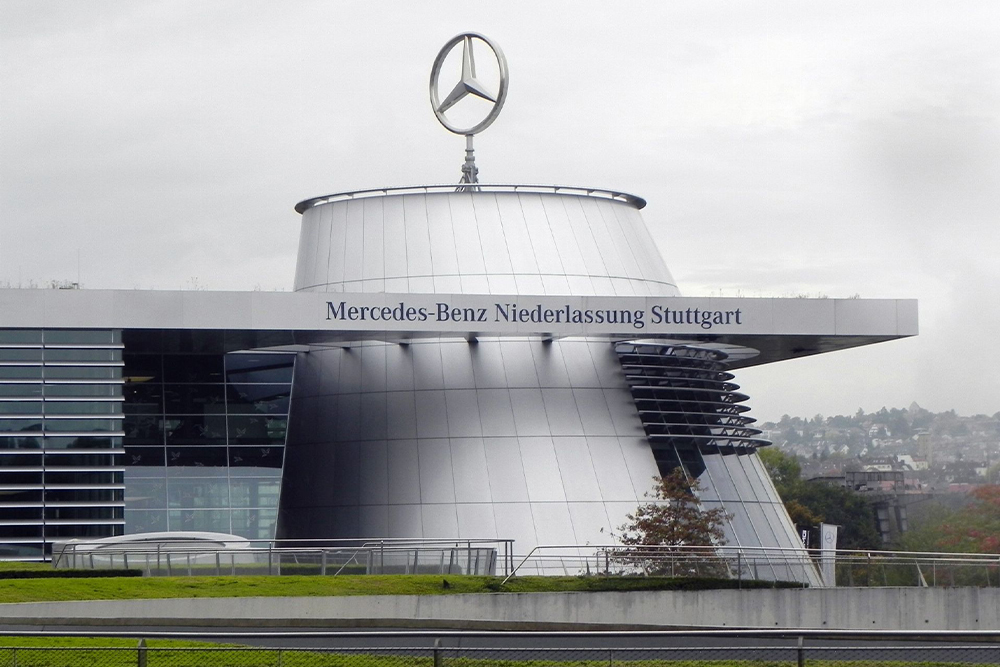 Mercedes-Benz-Niederlassung in Stuttgart mit großem Markenemblem auf dem Gebäude.