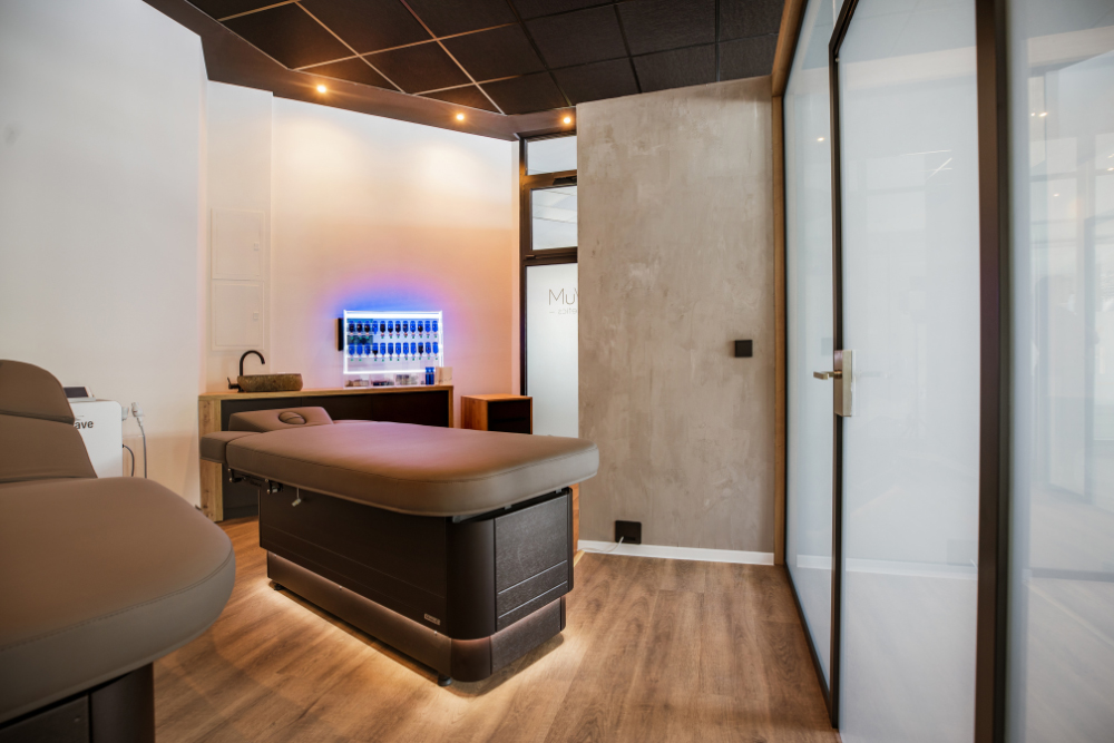 Exklusiver Behandlungsraum bei NOVUM Wiesbaden f&uuml;r SkinDecode Biostimulation und moderne Longevity-Verfahren.