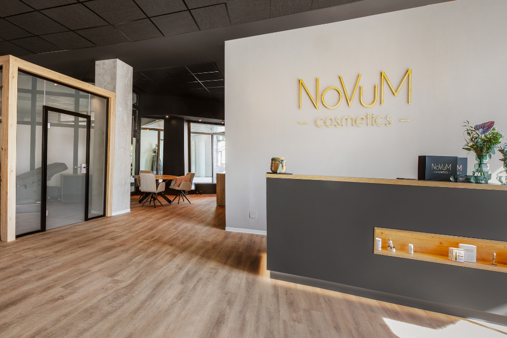 Moderner Empfang von NOVUM Wiesbaden: Exklusive Praxis f&uuml;r SkinDecode Biostimulation und Longevity-Medizin.
