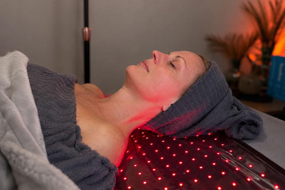 Regenerative Rotlichttherapie bei NOVUM Wiesbaden als Teil der SkinDecode Biostimulation f&uuml;r maximale Zellgesundheit.