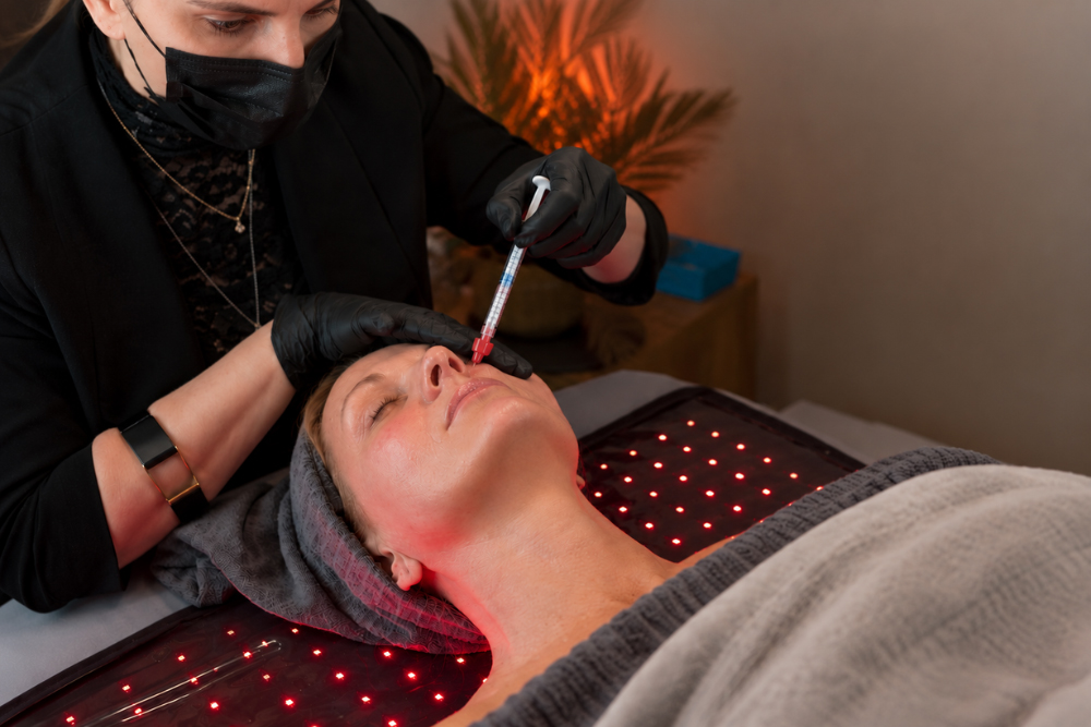 Biostimulation bei NOVUM Wiesbaden: Eine professionelle Behandlung zur Zellregeneration und Hautverj&uuml;ngung unter Rotlicht.