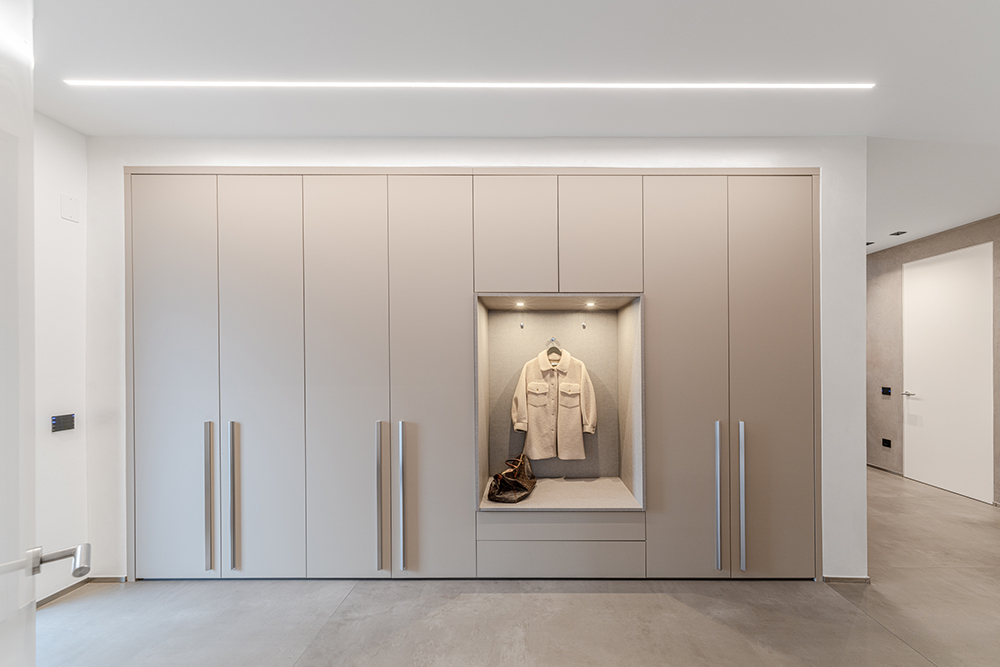 Moderne Garderobe in greige