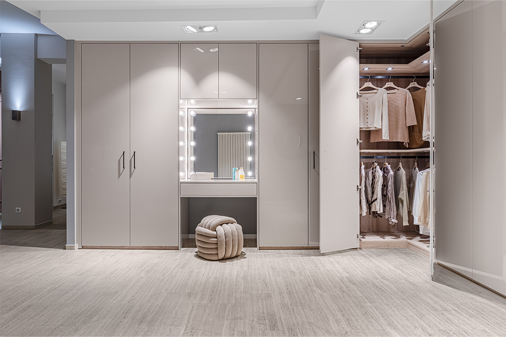 Modernes graues Ankleidezimmer mit Schminktisch