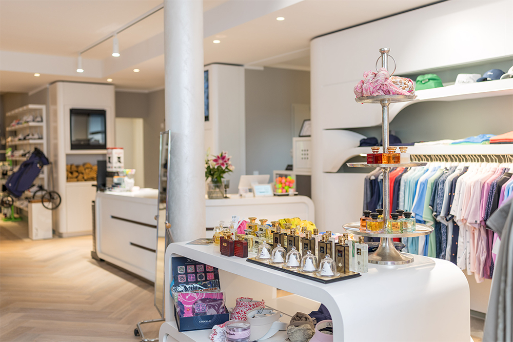 Innenraum des Ladenlokals mit Kleidung und Acessoires