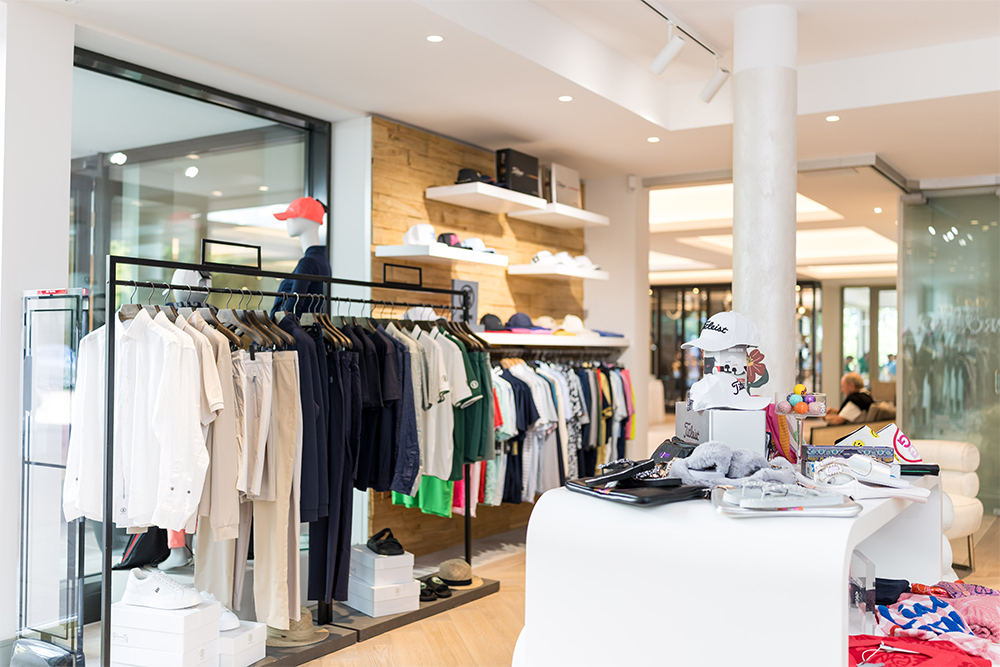 Innenraum des Ladenlokals mit Golf-Kleidung und Acessoires