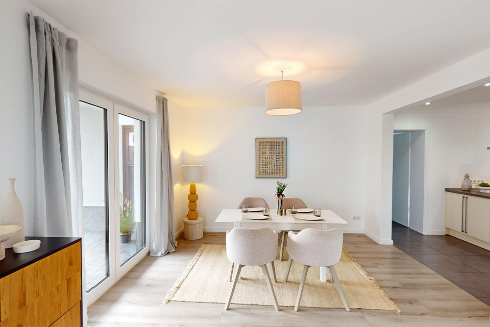 Stilvoll eingerichteter Essbereich mit Zugang zur Terrasse in einer lichtdurchfluteten Wohnung &ndash; Home Staging Konzept von Scendic Home zur Wertsteigerung und schnelleren Vermarktung von Immobilien.