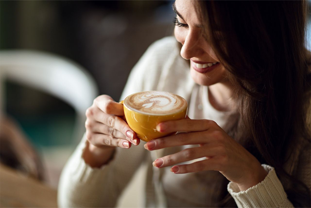 Premium Cappuccino mit Latte Art genie&szlig;en &ndash; Schwarze Katze Kaffee f&uuml;r exklusive Kaffeepausen und Gastronomie.