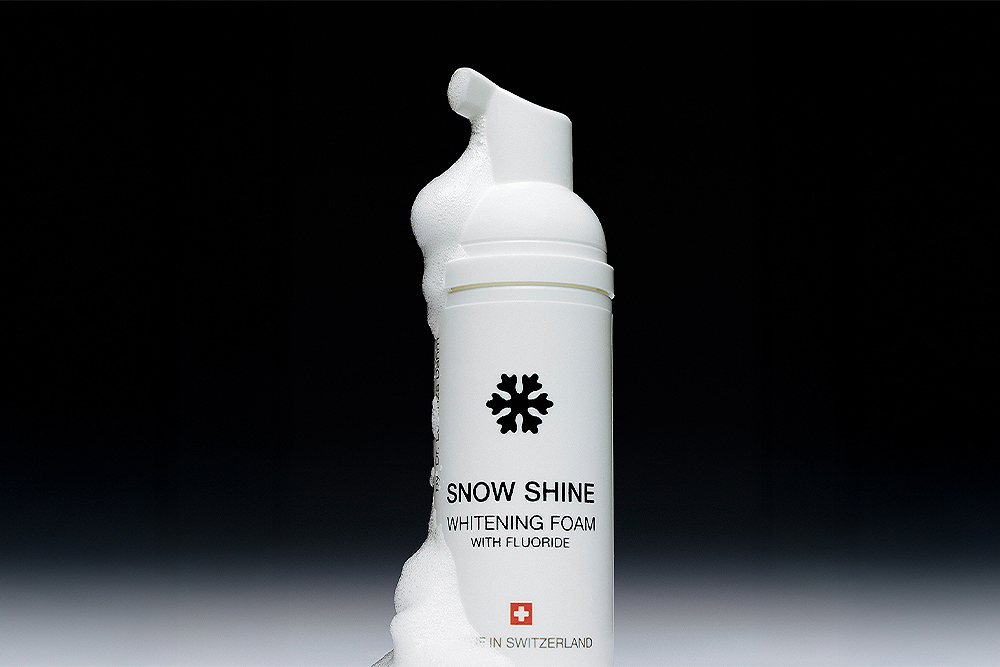 SNOW PEARL Snow Shine Whitening Foam mit Schaum vor schwarzem Hintergrund