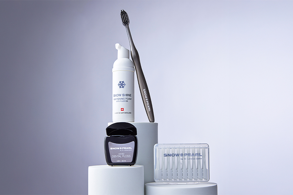 Schwarzes SNOW PEARL Travel Set mit Zahnbürste, Zahnseide und Whitening Foam