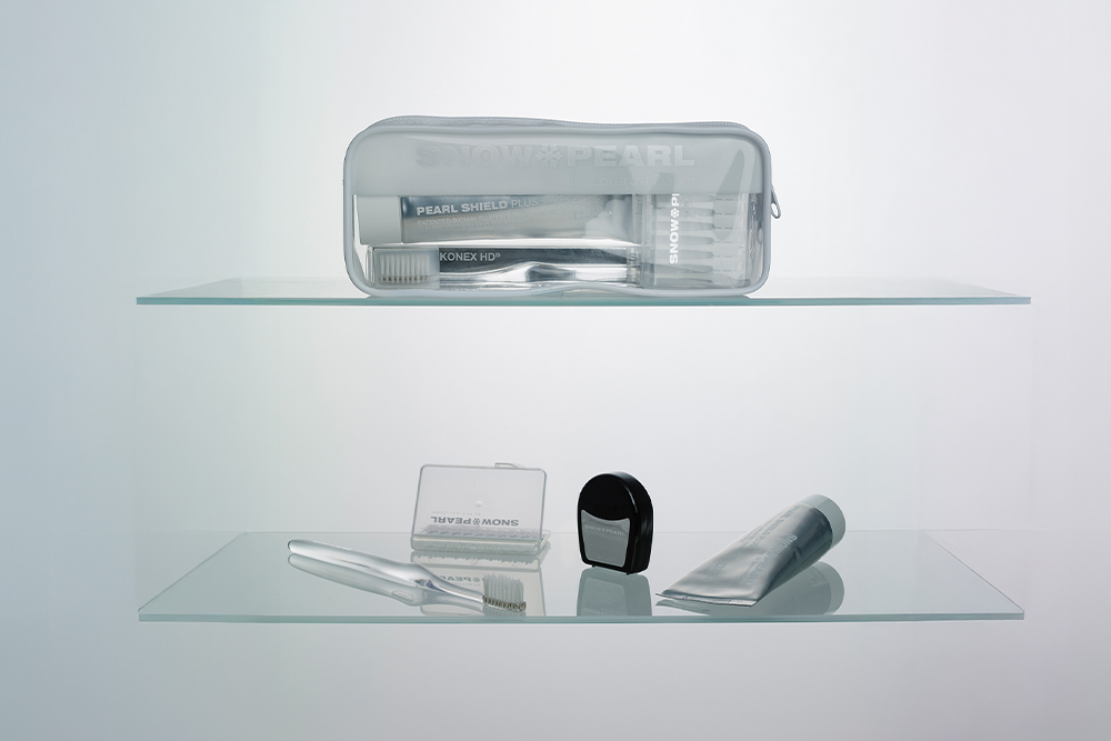 Weißes SNOW PEARL Travel Set mit Zahnbürste, Zahnseide und Gel-Zahnpasta