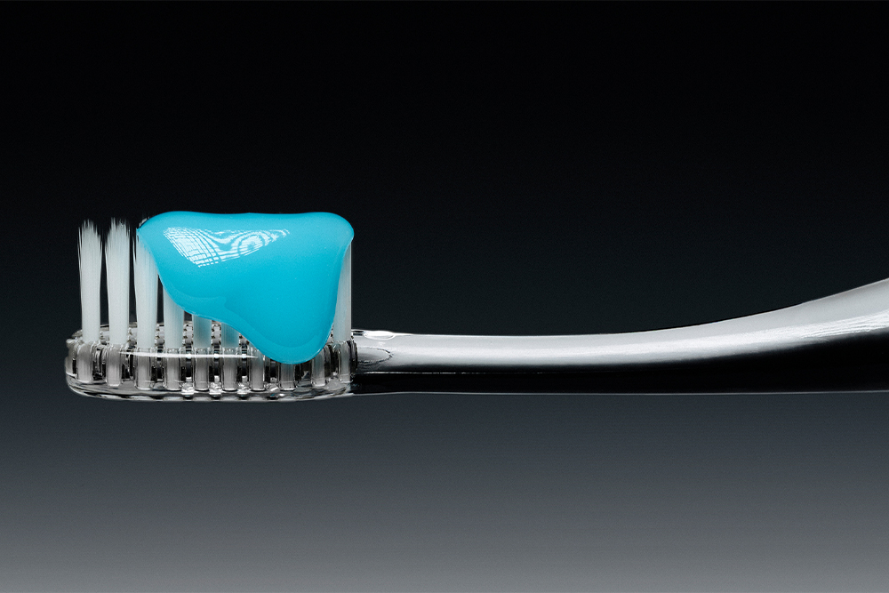 Blaues Pearl Shield Zahngel auf einer ultraweichen SNOW PEARL Zahnbürste