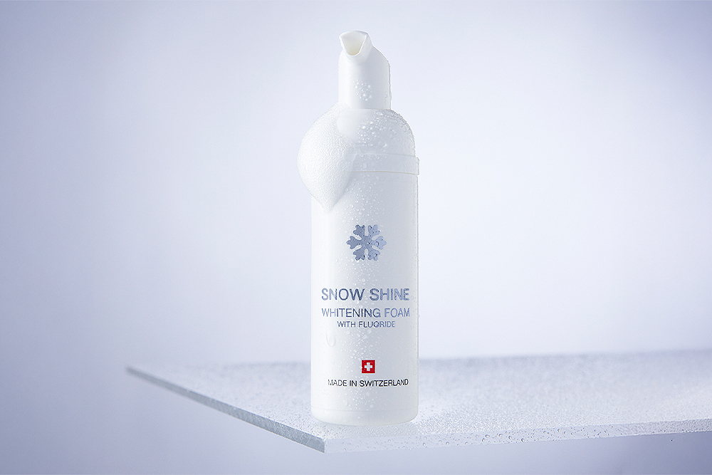 SNOW PEARL Snow Shine Whitening Foam mit Fluorid auf heller Fläche