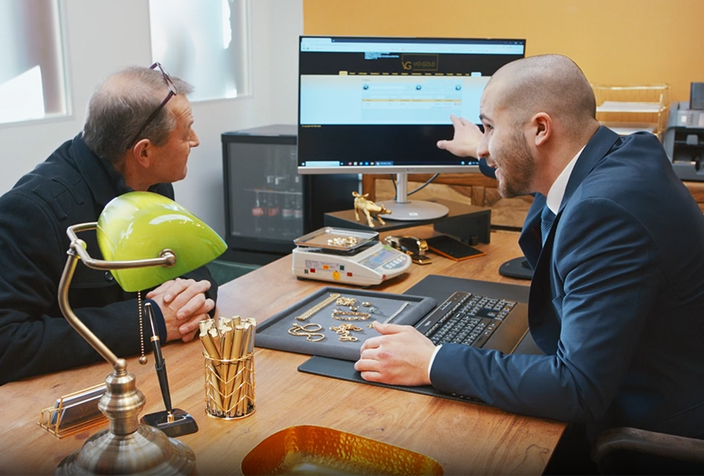 Beratung beim Goldankauf mit Goldschmuck und transparenter Preisbewertung