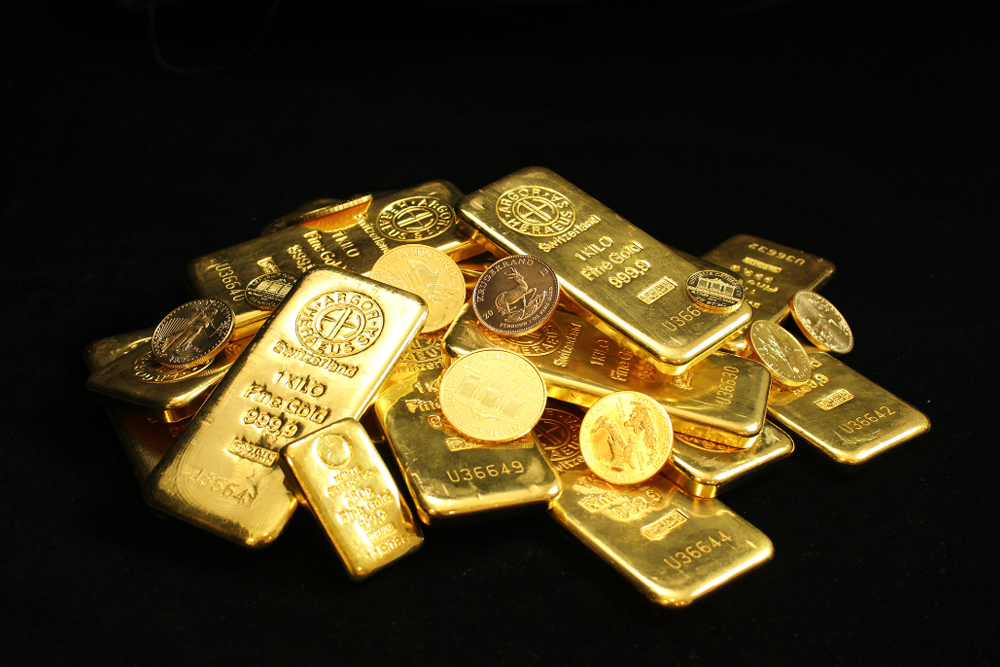 Goldbarren und Goldmünzen nach der Verarbeitung von Edelmetallen