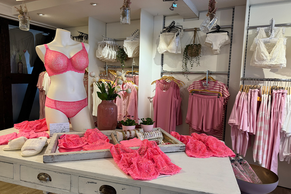 Elegante Pr&auml;sentation von hochwertiger Damenunterw&auml;sche auf Schaufensterpuppe &ndash; stilvolle Dessous und Nachtw&auml;sche im Fachhandel.