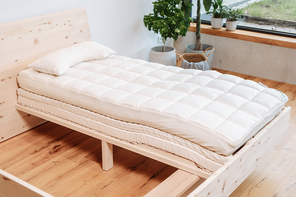 ProNatura Bettsystem mit Matratze, Auflage und hellem Naturholzbett