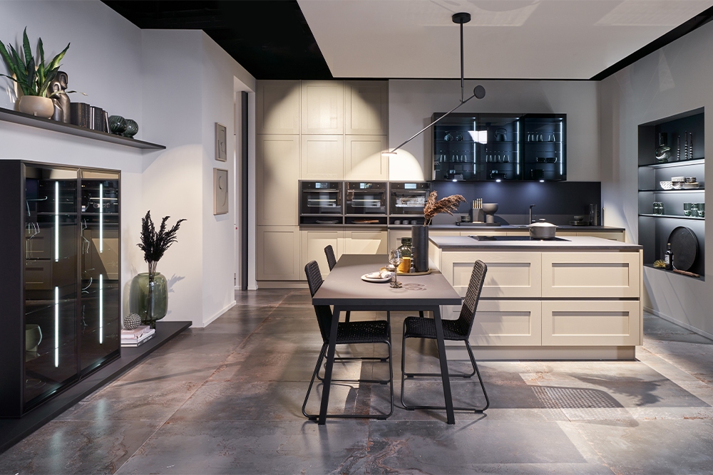 Offene Wohnküche mit großzügiger Kochinsel und Essbereich – elegantes Küchendesign für Wohnen, Kochen und Geselligkeit
