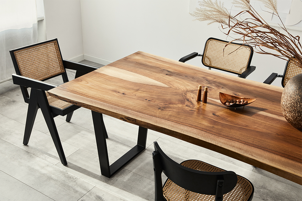 Großes Esstisch aus Holz mit schwarzen Füßen