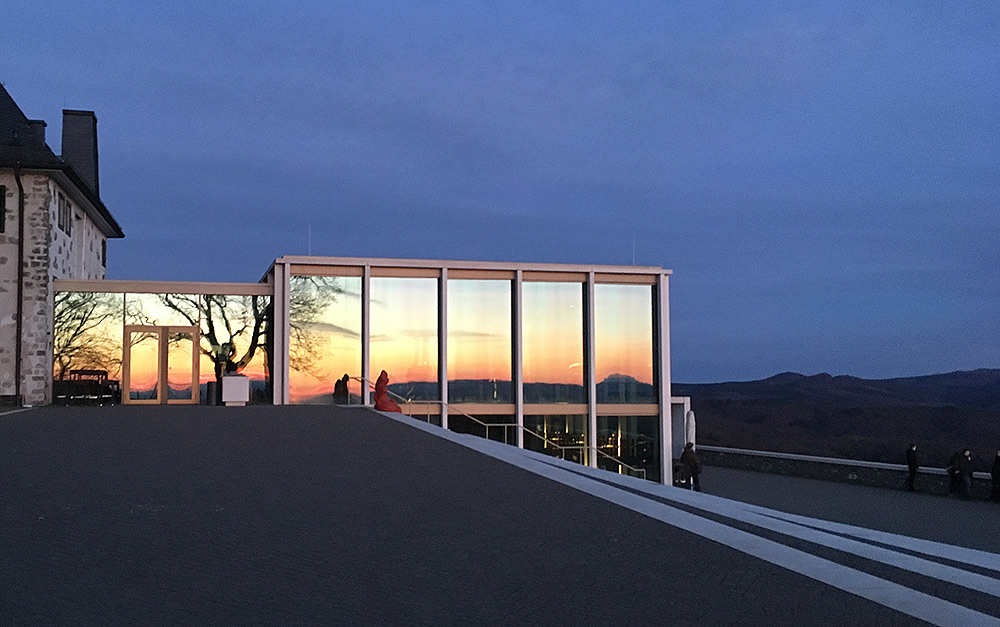 Stilpunkte-Blog: Das Drachenfelsplateau mit dem Glaskubus und grandioser Aussicht auf den Rhein