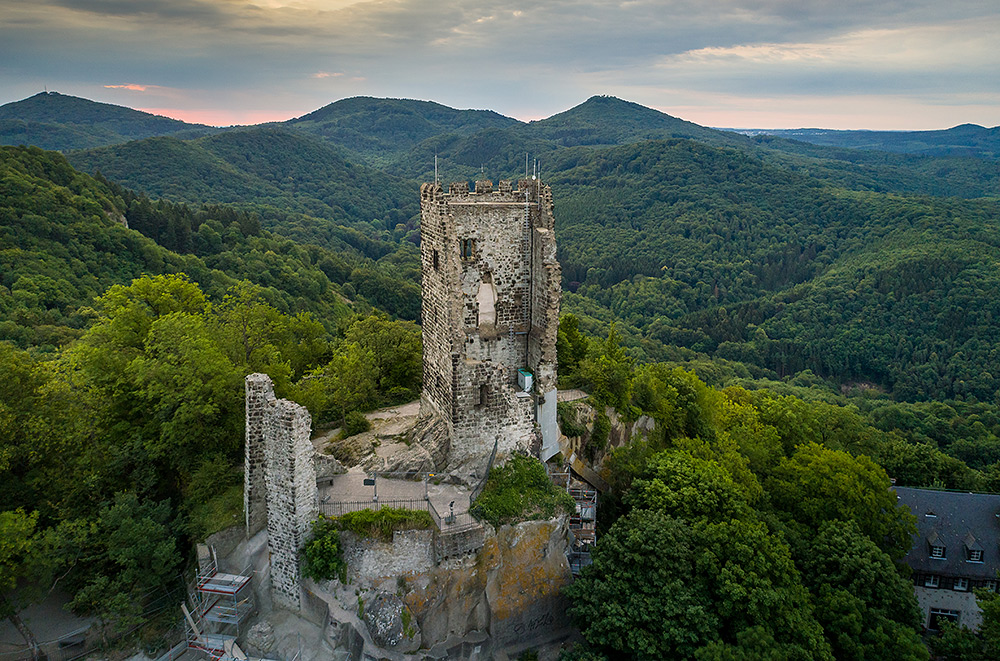 Stilpunkte-Blog: Luftaufnahme von Burg Drachenfels oberhalb von Königswinter. Copyright Tourismus NRW e.V.