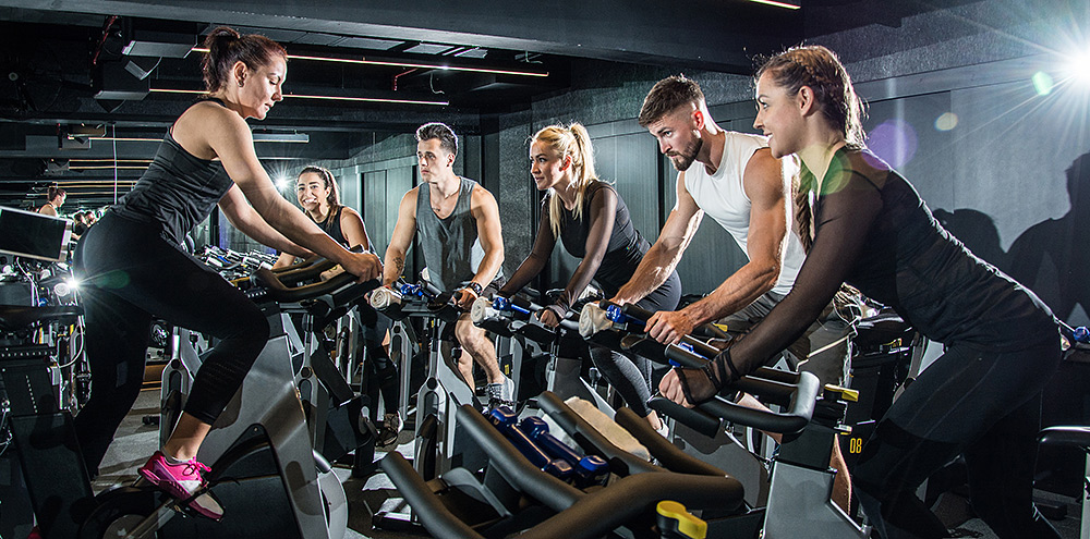 Stilpunkte-Blog: Fitness-Training beim gemeinsame Spinnig im Fitnessstudio