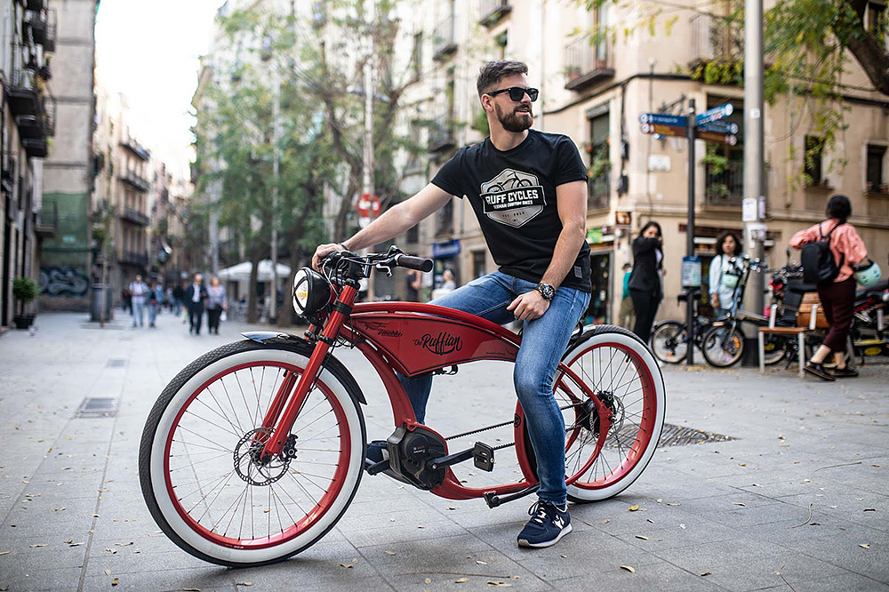 Stilpunkte: E-Bike als Luxus Cruiser mit Bosch Motortechnik, Zahnriemenantrieb und Chopper-Design