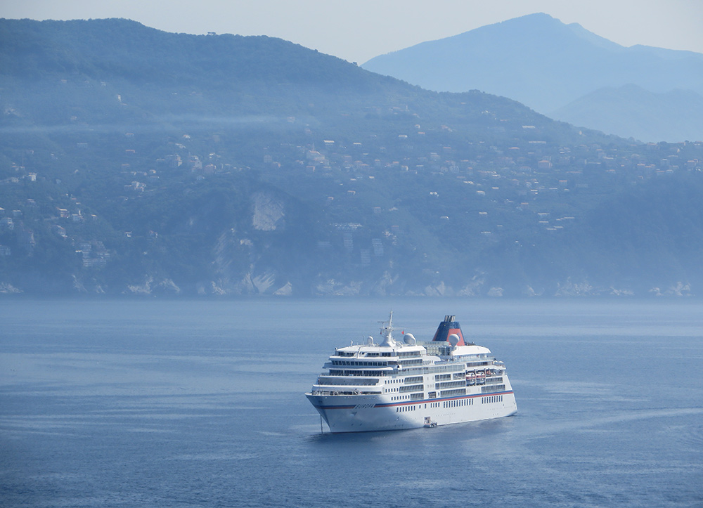 Stilpunkte-Blog: MS Europa vor Portofino. Foto: Ansgar Meyer