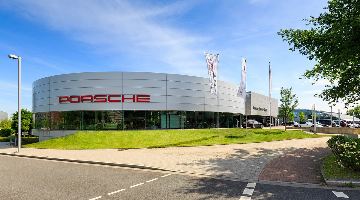 STILPUNKTE-Blog: Porsche Zentrum Essen, Gebäudeansicht. Foto: Mike Koenig Photography