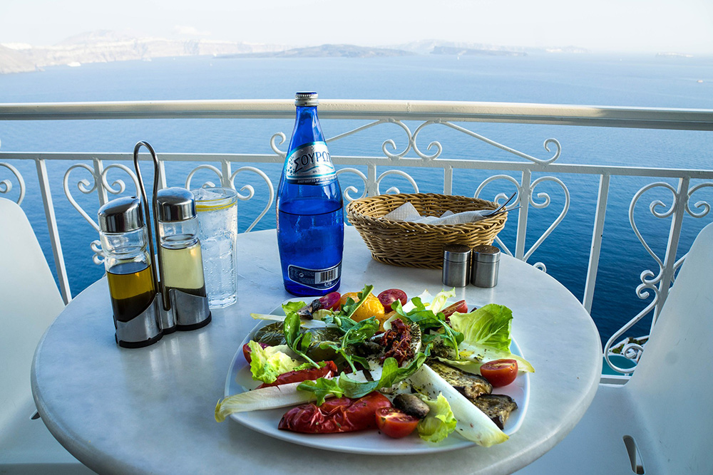 Stilpunkte-Blog: Leckerer Salat im Restaurant auf Santorini mit atemberaubender Aussicht auf die Caldera.