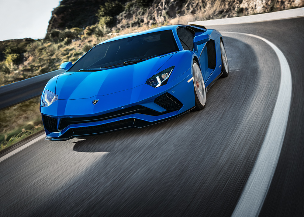 Stilpunkte-Blog: Auf den Rennstrecken zuhause - ein blauer Lamborghini Aventador in Aktion. Foto: Pon Luxury Cars / Lamborghini