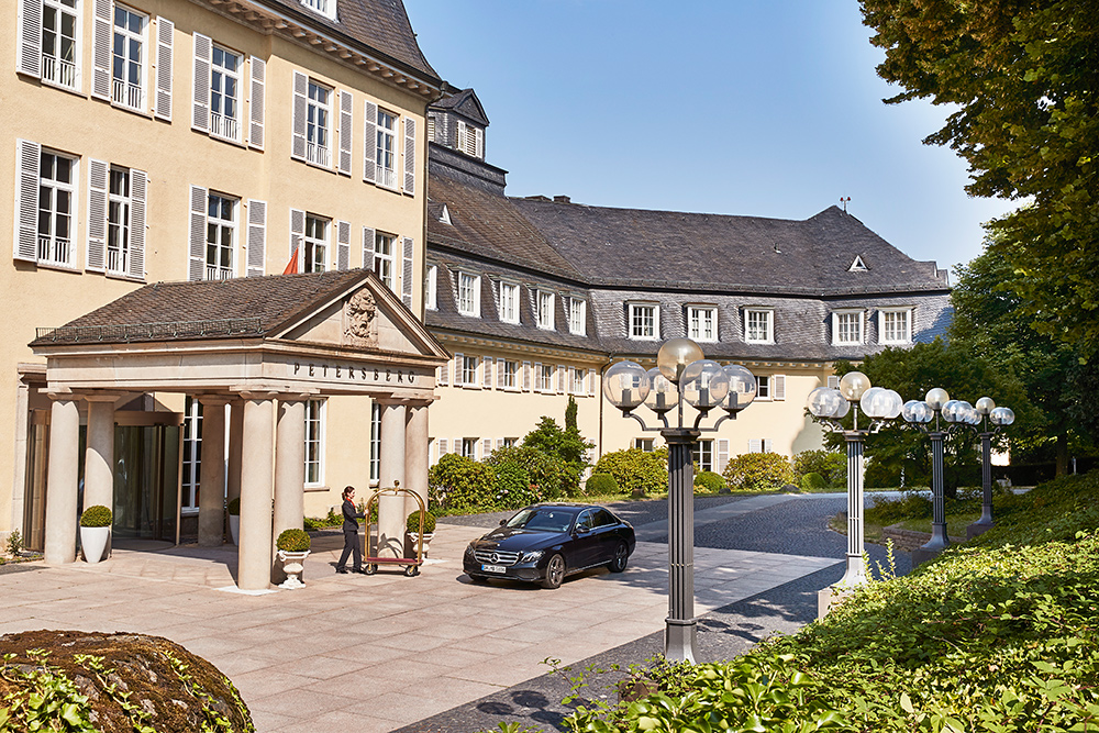 Steigenberger Grandhotel Petersberg, Geschäftsleute, Tagungen, Konferenzen, Privatreisende, Erholung, Feier, Event, Geschäftsveranstaltung, Frühstücksbuffet, Sonntagsbrunch, Restaurant, Sternekoch, Anthony Sarpong, Sommerterrasse, High Tea, Kaminzimmer, H