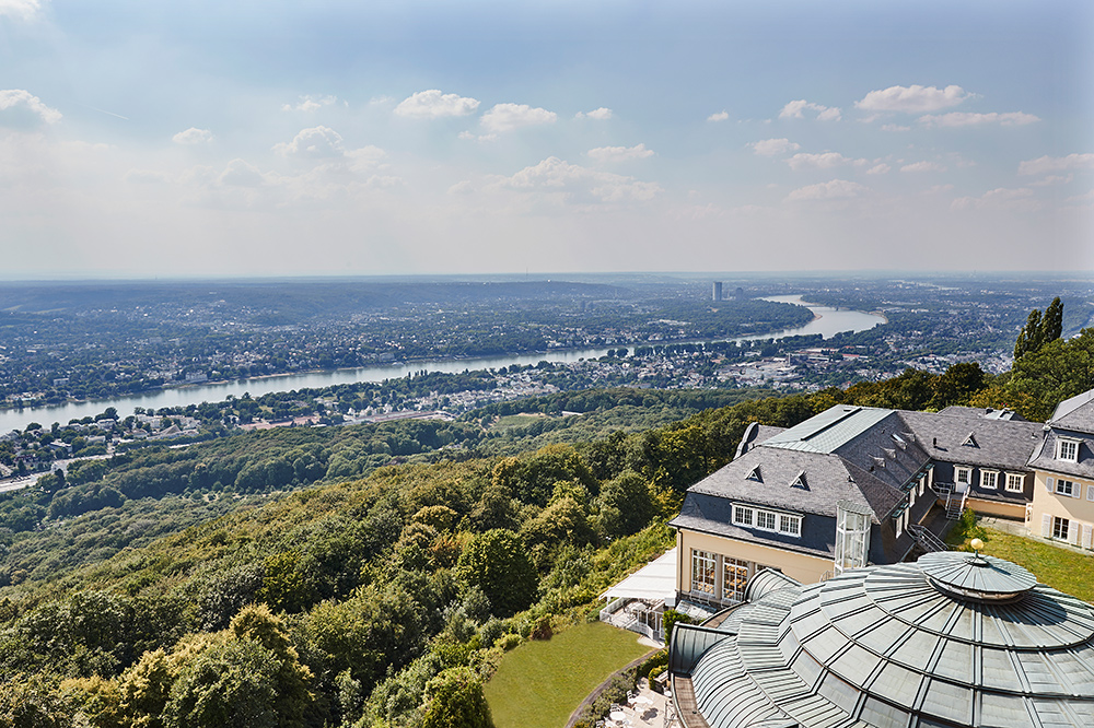 Steigenberger Grandhotel Petersberg mit Blick auf das Rheintal und das Siebengebirge