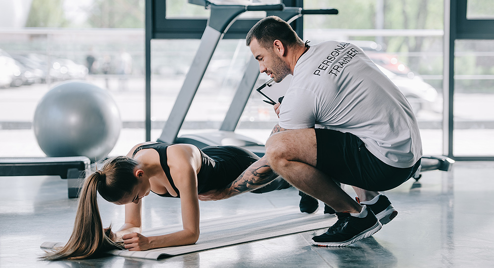 Der Personal Trainer, ein persönlicher Fitness Coach, gibt Ernährungstipps oder einen kompletten Ernährungsplan und verhilft durch effektives Training zu Abnehmen ohne Jojo Effekt.