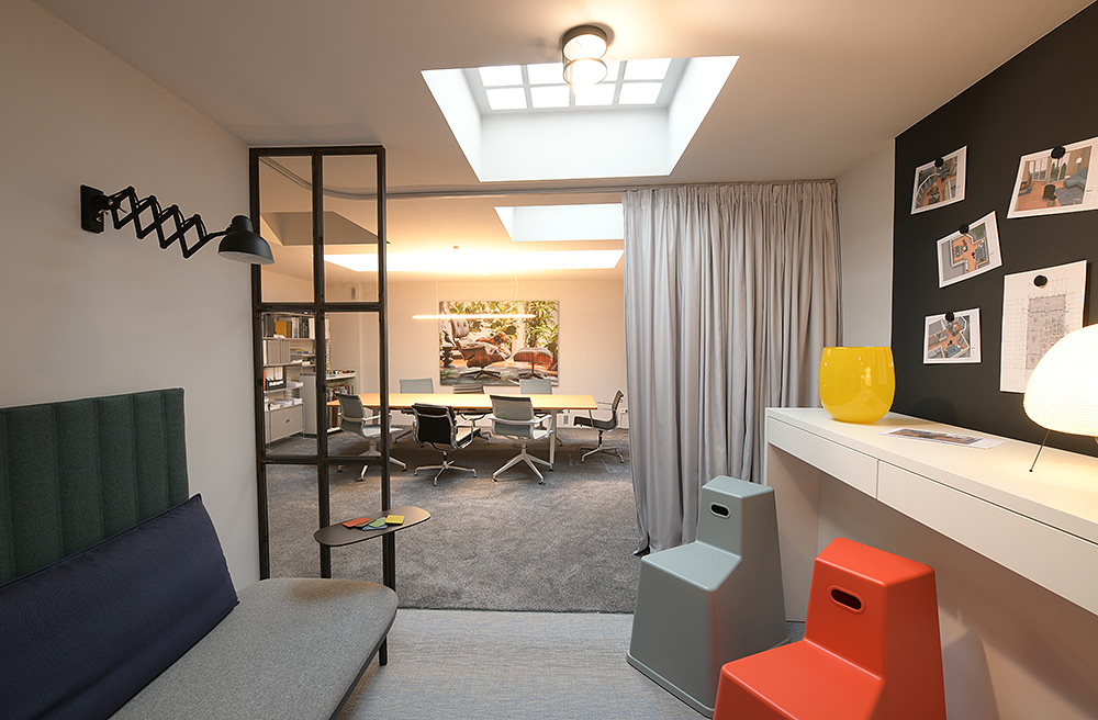 Stilpunkte-Blog: Ausstellungsraum von (smow) in Köln. Das Unternehmen führt Designerleuchten, Leuchten, Beleuchtung, Teppiche, Bodenbeläge, Dekoration, Accessoires, Mobiliar für modernes Wohnen und zeitloses Wohnen und Arbeiten.