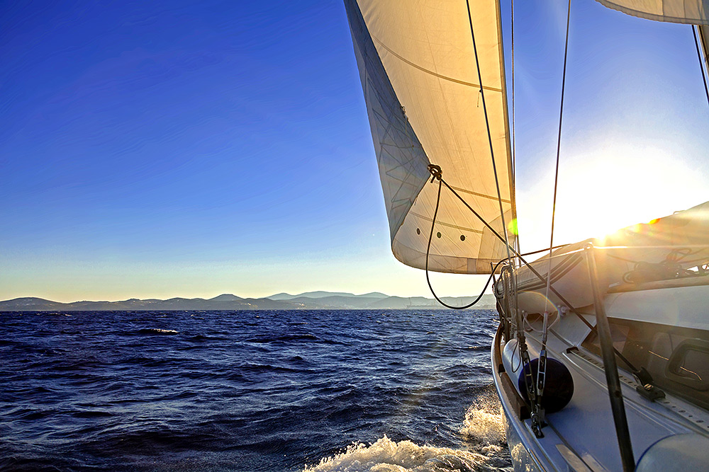 Segelyacht auf hoher See. Segelyacht kaufen oder ein Segelboot mieten? 