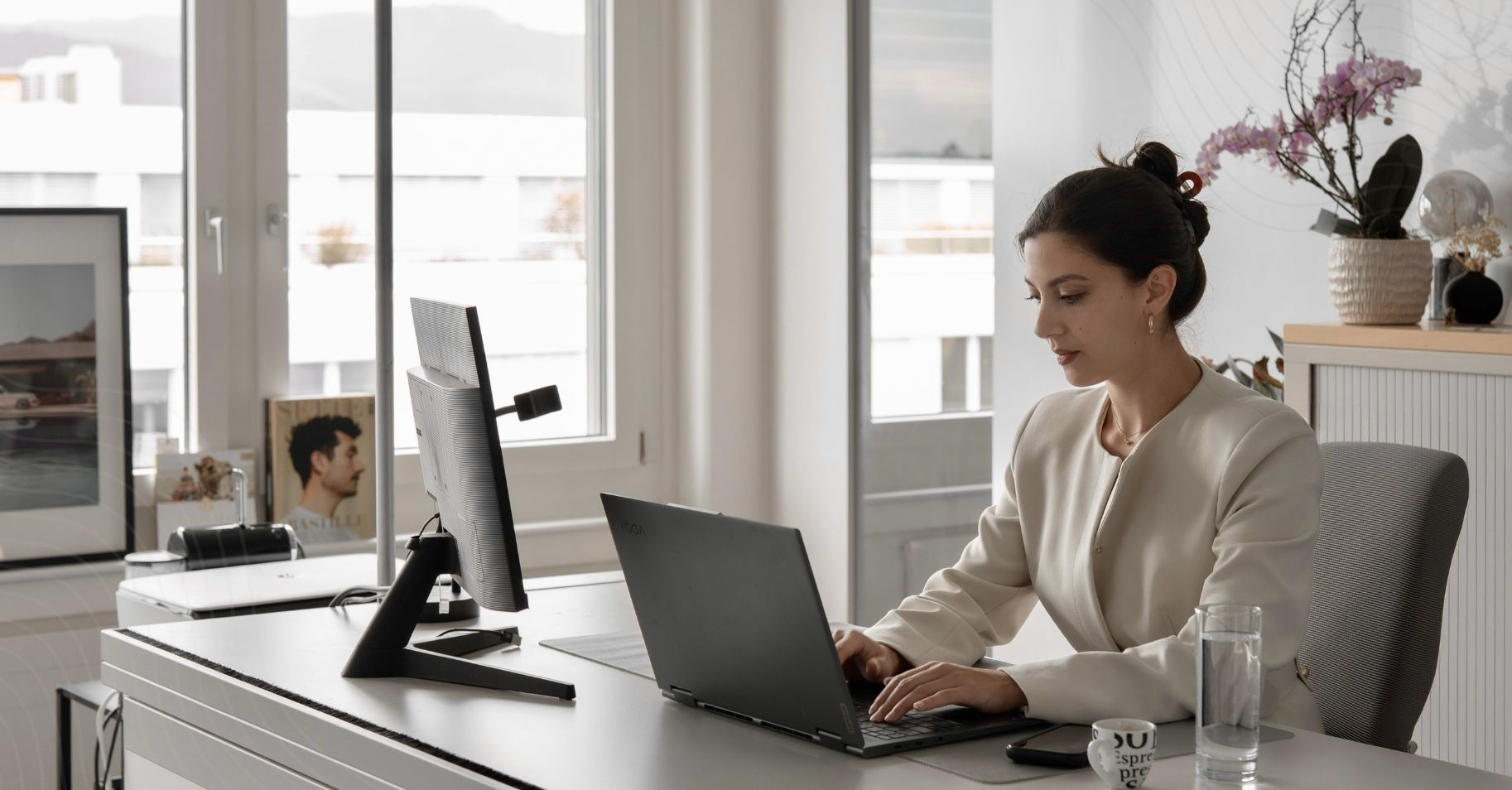 Anja Lippuner in ihrem Büro – Expertin für Markenstrategie und Sichtbarkeit