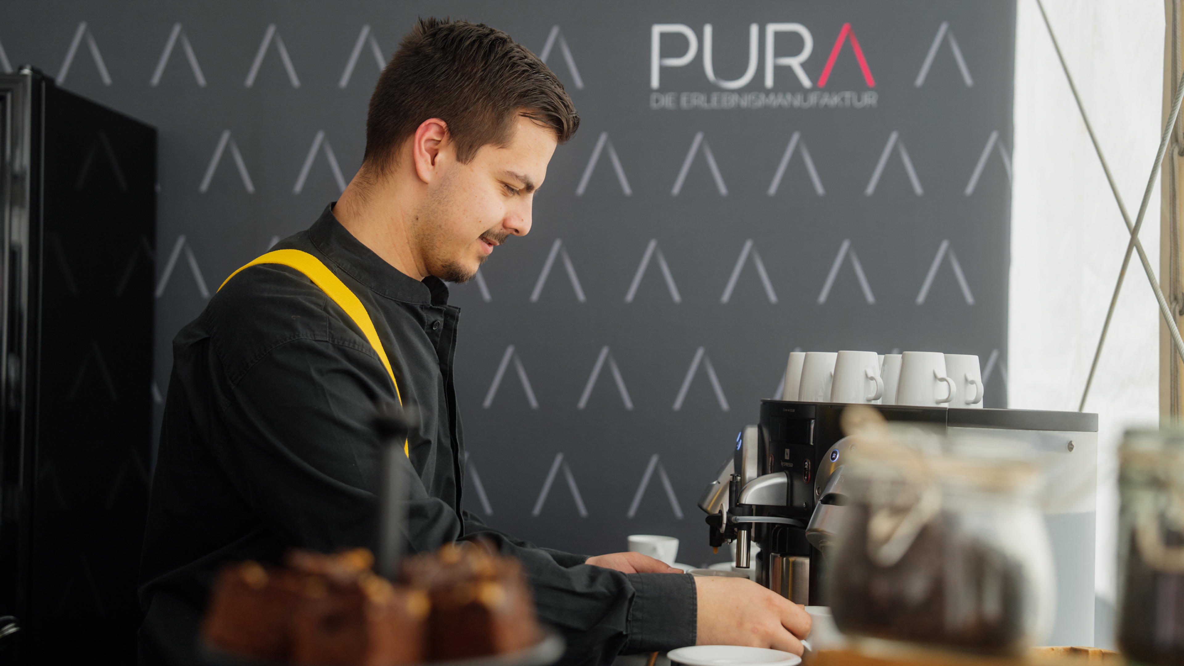 Barista der PURA Erlebnismanufaktur