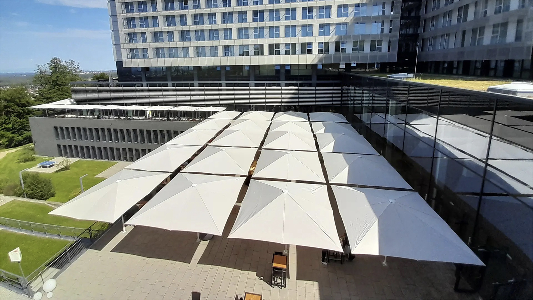 Große Sonnenschirme als Sonnenschutz