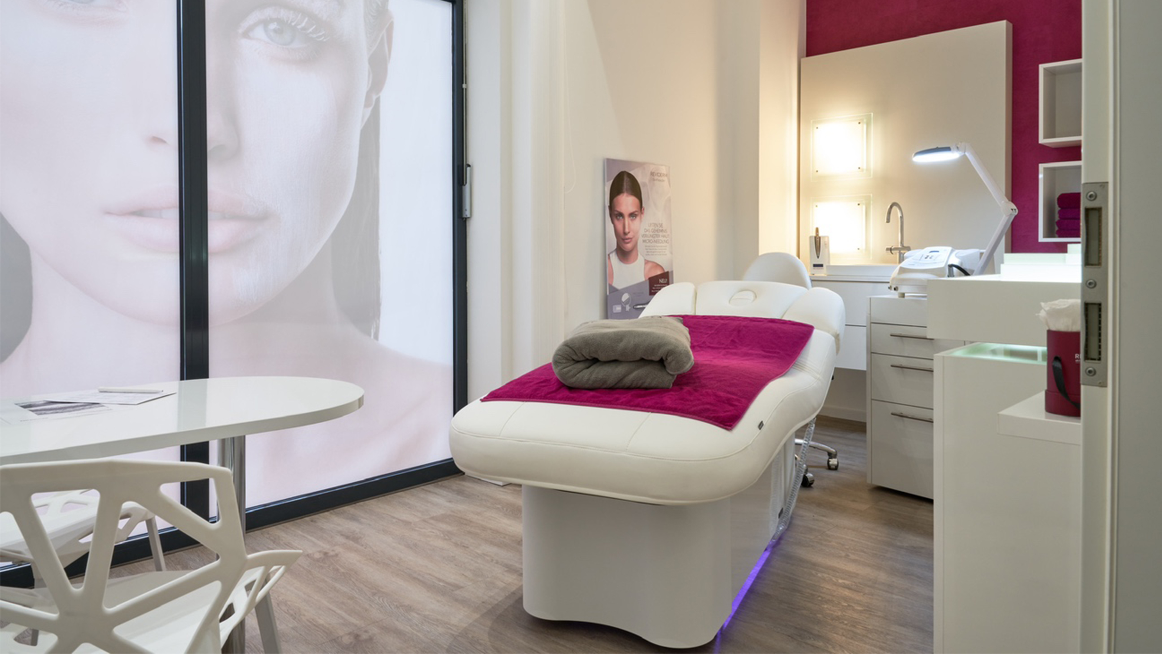 Hautpflege, Gesichtspflege, Kosmetikinstitut, Dermatologe, Behandlung, Zellen, Hautgesundheit, medizinische Kosmetik, Permanent Make-up, Microblading, Botulinumbehandlung, Fettwegspritze, Mikrodermabrasion, Microneedling, Radiofrequenz, Peeling, Hautanalyse