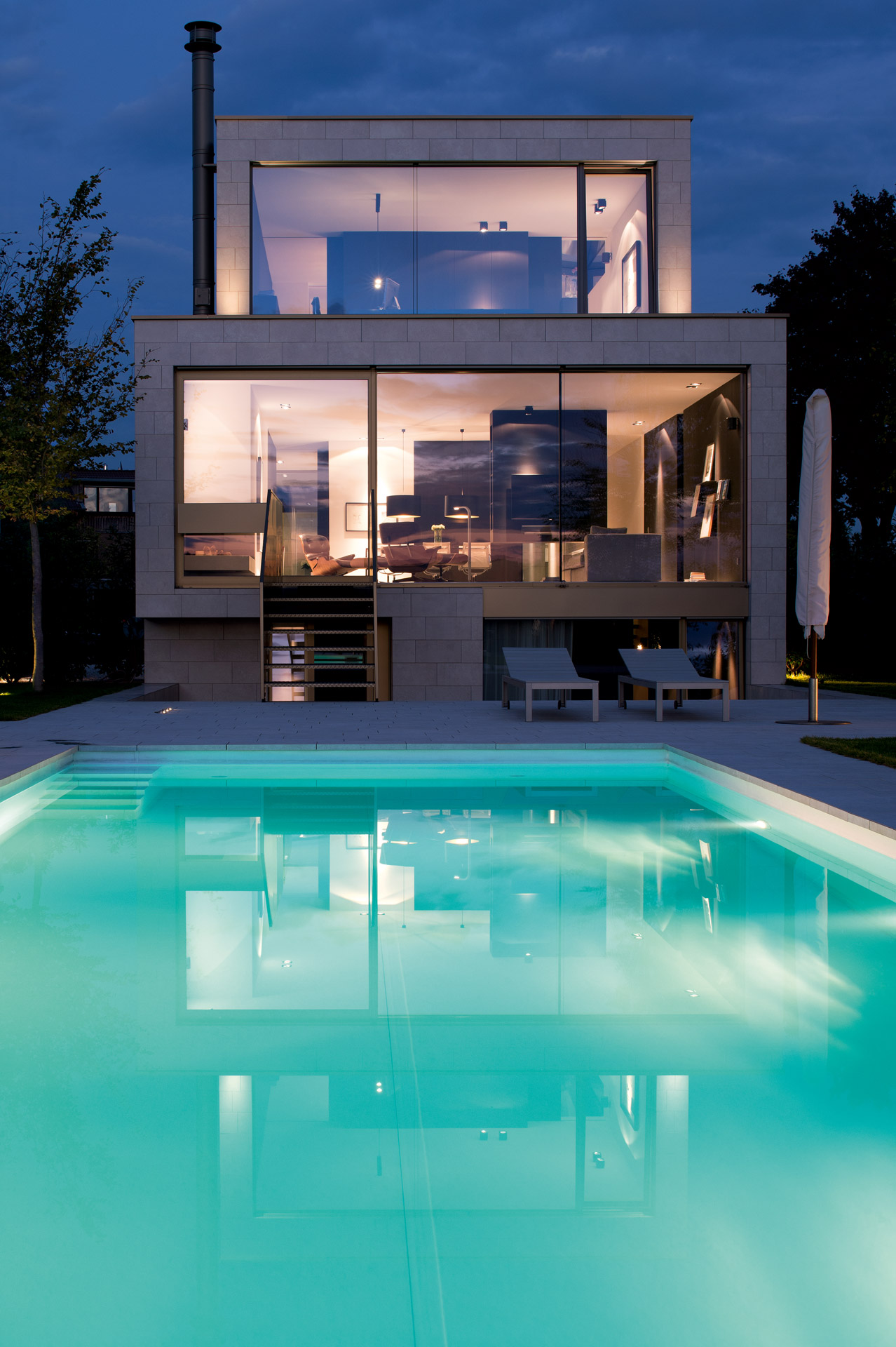 Objekt Bünck: Gartenseite mit Pool bei Nacht. Foto: Dr. Klaus Schörner / STILPUNKTE